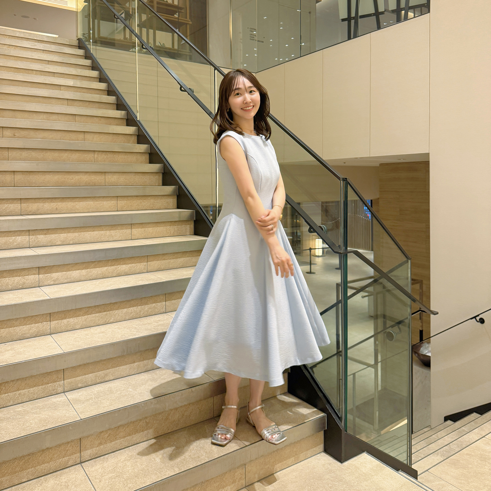 EriさんがREGINAのワンピースを着用しているイメージ