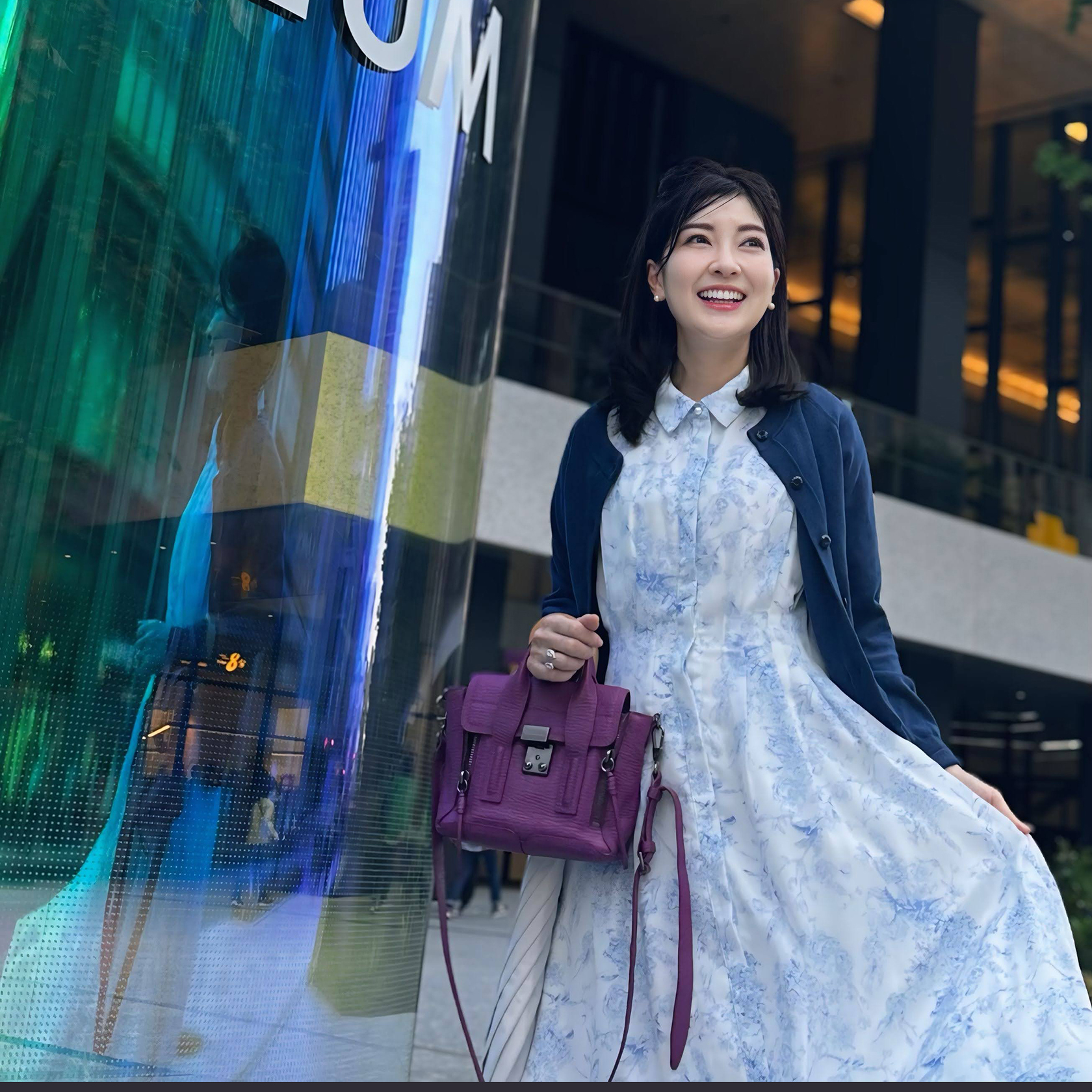 永末まゆさんがREGINAのワンピースを着用しているイメージ