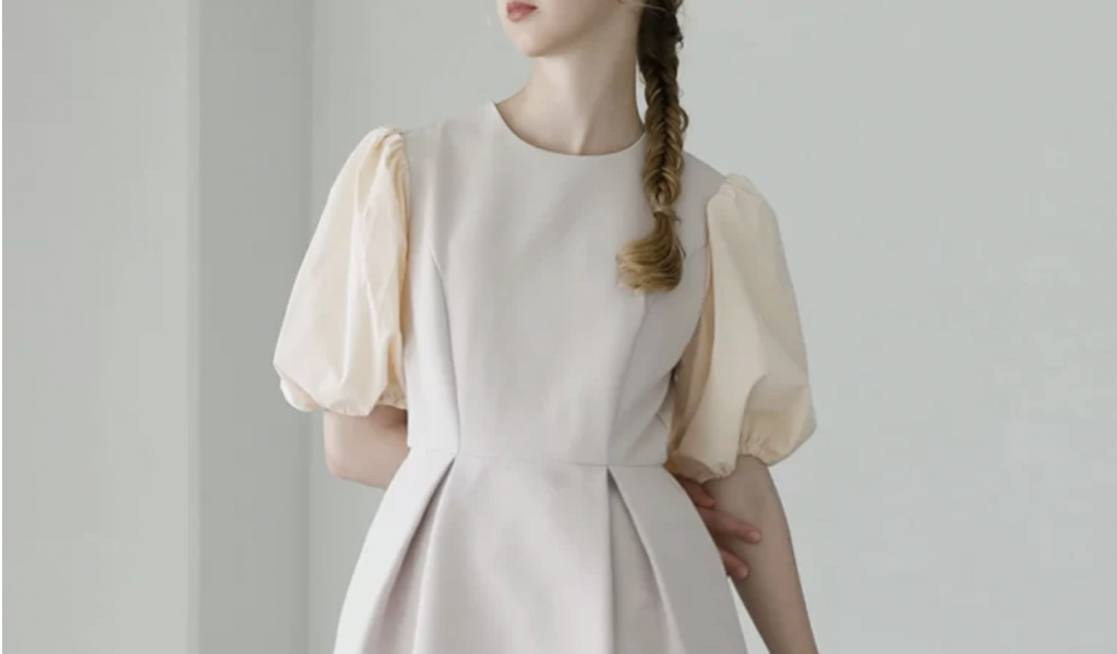 ボリュームのある袖で女性らしさを