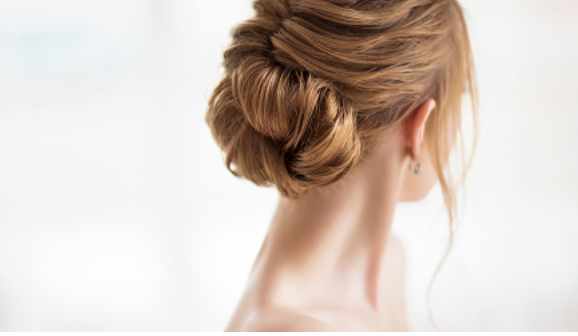 夏の結婚式向けのヘアスタイルとアクセサリー