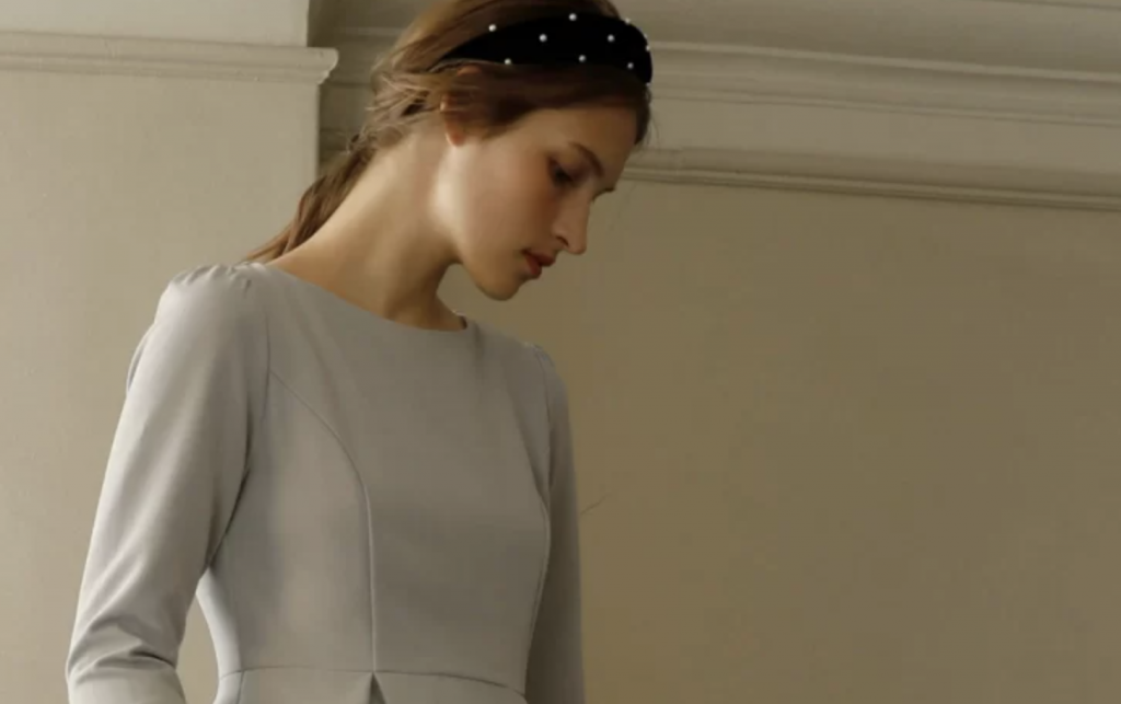 七分袖ワンピースははおりものを気にしない