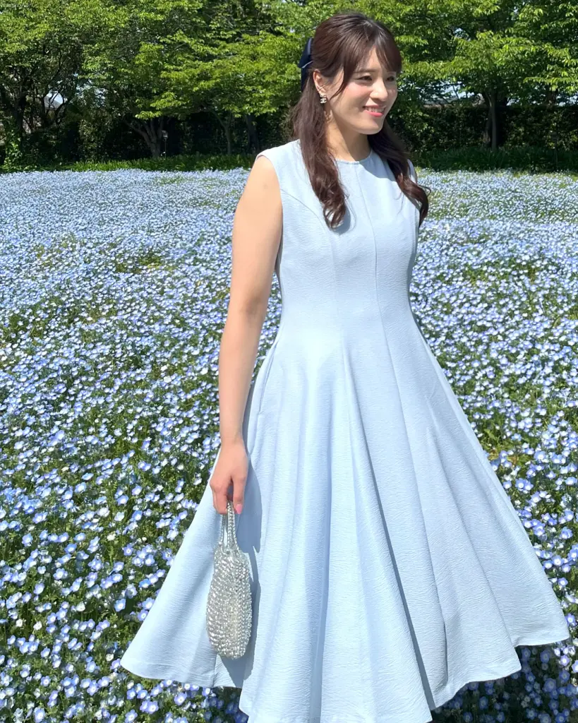 夏の光をまとう、エアリーフレアワンピース｜涼やかに映える一着で私