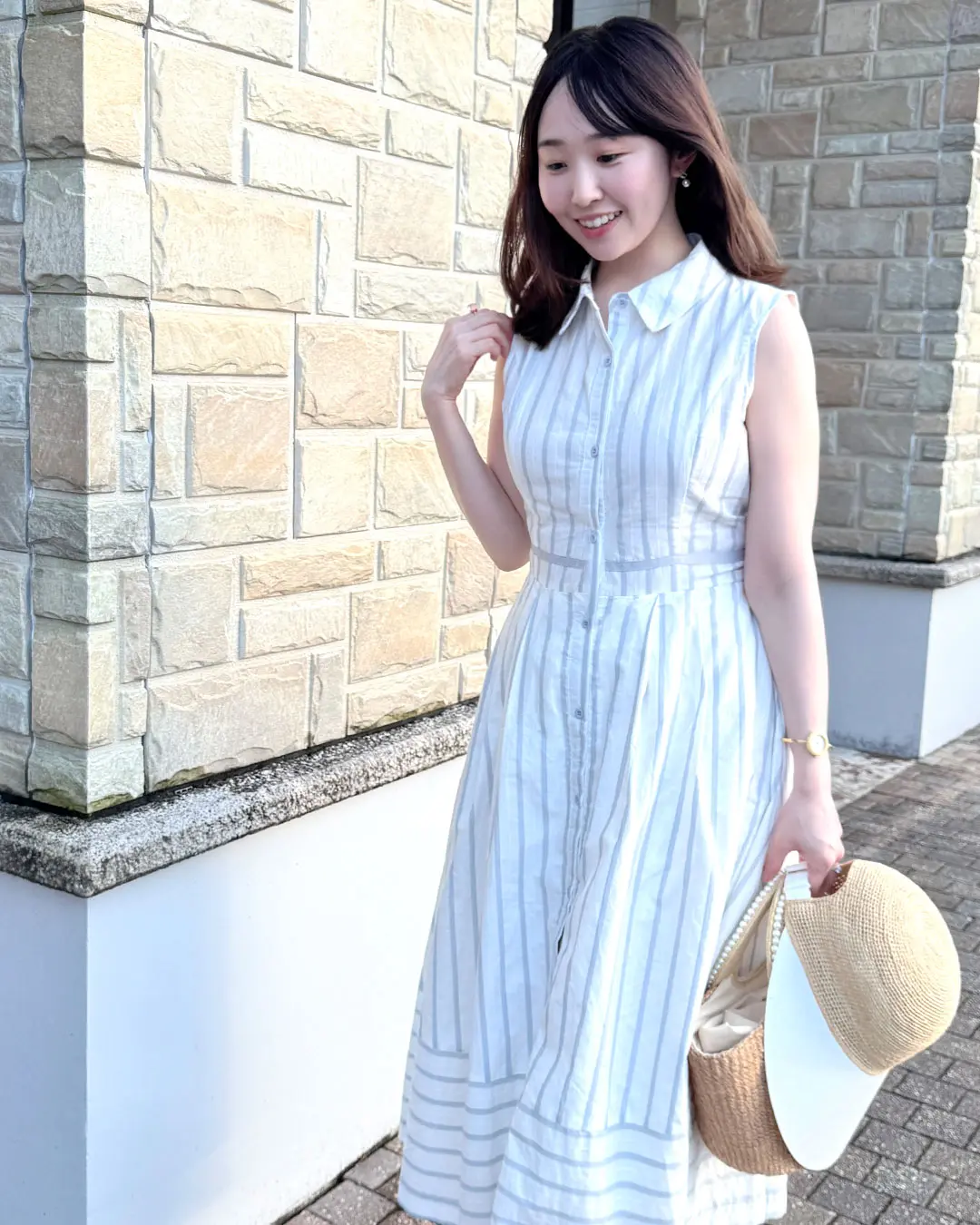 夏の日差しに、品よく映えるシャツワンピース